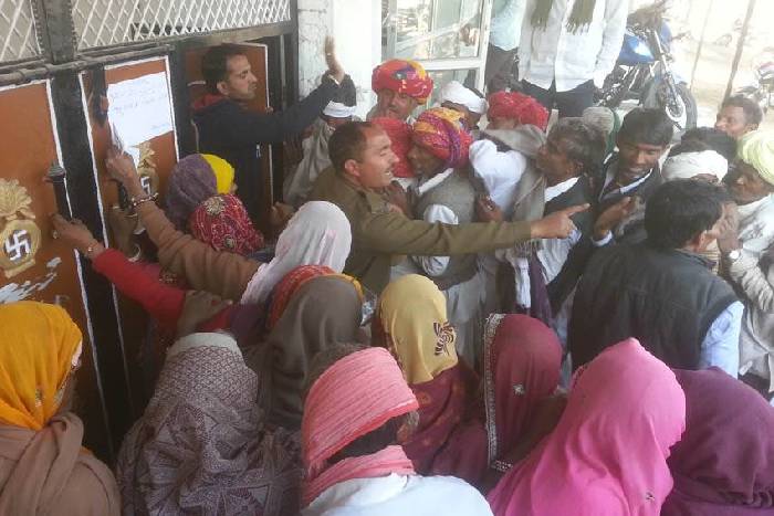 अब हो रहे है झगड़े, पुलिस को करनी पड़ी रही मशक्कत